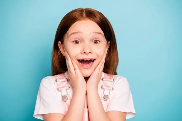 Nahaufnahme Foto des erstaunten Kindes schreien Berührung der Hände Wangen Gesicht isoliert über blauem Hintergrund — Stockfoto