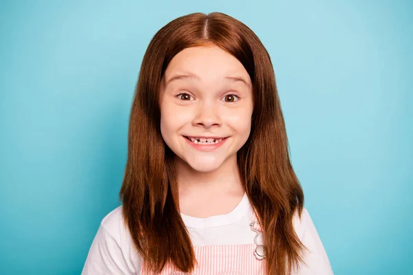 Close up φωτογραφία του αστεία περίεργο παιδί εμφάνιση αισθάνονται χαρούμενοι απομονωμένη μπλε φόντο — Φωτογραφία Αρχείου
