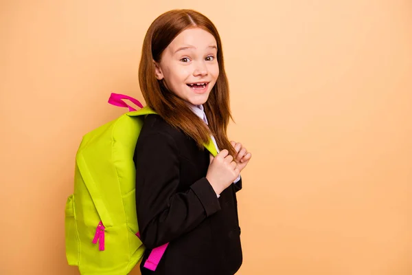 クローズアッププロフィールサイドビュー素敵な素敵な素敵な陽気な陽気な自信を持ってポジティブな十代の女の子の学習者は、ベージュのパステルの背景の上に孤立した学校に戻って正式なジャケットブレザーを着用 — ストック写真