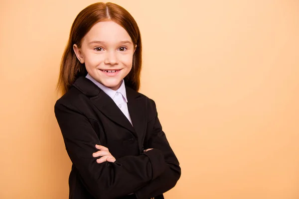 Close-up meio virado retrato dela ela agradável atraente adorável alegre conteúdo alegre pré-adolescente menina nerd aprendiz vestindo blazer casaco formal braços dobrados isolado sobre fundo pastel bege — Fotografia de Stock