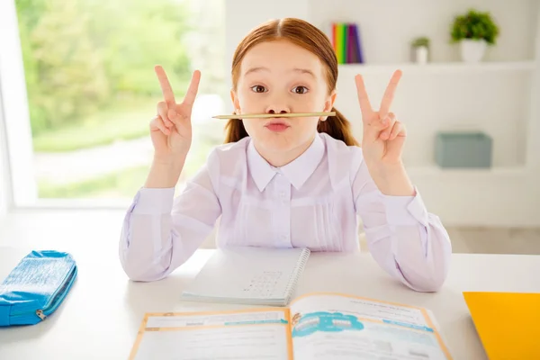 Retrato de divertido niño dulce hacer v-signos tienen descanso pausa plsyfull sentarse sala de clase desgaste camisa blanca blusa moderno libro de moda foxy corte de pelo de jengibre — Foto de Stock