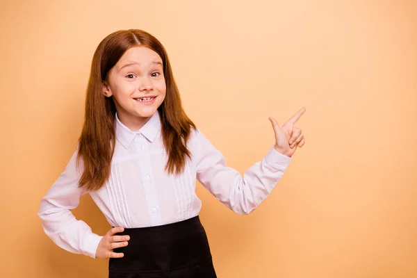 Retrato de agradável atraente adorável confiante alegre alegre engraçado pré-adolescente menina aprendiz apontando espaço de cópia anúncio legal conselho venda desconto isolado sobre fundo pastel bege — Fotografia de Stock