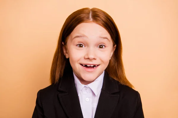 Close-up retrato dela ela agradável atraente alegre alegre positivo menina engraçado feliz dentes pré-adolescente menina vermelha vestindo desgaste formal de volta para a escola isolado sobre fundo pastel bege — Fotografia de Stock