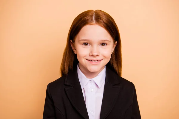 Primer plano retrato de ella ella agradable contenido dulce atractivo alegre alegre dentadura pre-adolescente niña roja nerd usando ropa formal de nuevo a la escuela aislado sobre fondo beige pastel —  Fotos de Stock