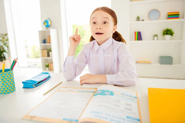 Primer plano foto lindo niño impresionado encantador levantar manos saber solución cursos geek genio reacción sentarse vestido camisa blanca blusa gnger ropa foxy traje luz gran sala de clase de estudio — Foto de Stock