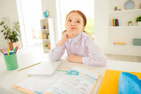 Nahaufnahme Foto von charmanten niedlichen Kind Look haben Gedanken nachdenklich verärgert tragen weißes Hemd modische schöne moderne Bluse foxy Ingwer Frisur sitzen Klassenzimmer — Stockfoto