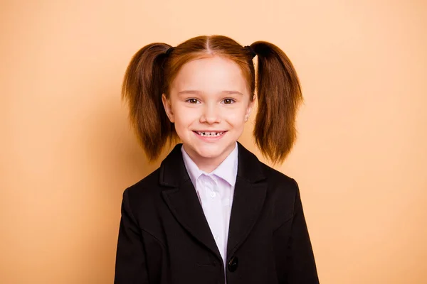 Primer plano retrato de ella ella agradable contenido atractivo alegre alegre positivo alegre toothy pre-adolescente chica roja nerd usando ropa formal listo de vuelta a la escuela aislado sobre fondo beige pastel —  Fotos de Stock