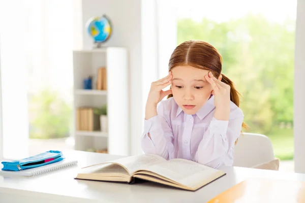 Retrato de encantador hermoso niño agradable no puede recordar material blusa blanca camisa ropa sentarse clase habitación interior tacto cabeza dedos estrés problema problema jengibre cola de zorro coletas coletas — Foto de Stock