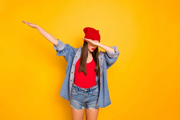 Portret van schattige tiener verbergen gezicht verhogen handen geïsoleerd over gele heldere achtergrond — Stockfoto