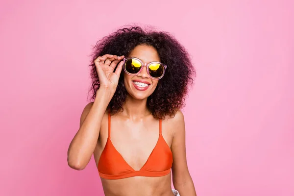 Gros plan photo drôle belle elle sa peau sombre dame toothy rayonnant sourire aller plage souhaiter bronzage exotique île resort porter soleil specs natation orange costume soutien-gorge isolé rose fond — Photo