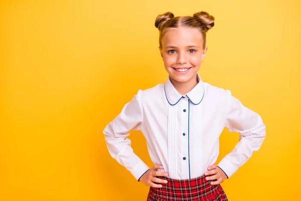 Retrato dela ela agradável-olhando atraente bem preparado adorável alegre alegre confiante conteúdo pré-adolescente menina nerd em mãos camisa branca em quadris isolados em brilhante brilho fundo amarelo — Fotografia de Stock