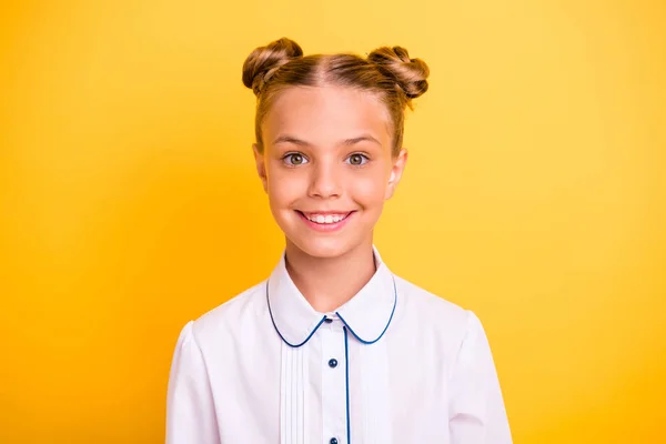 Close-up retrato dela ela agradável-olhando atraente linda doce adorável alegre alegre pré-adolescente menina vestindo camisa branca isolada no brilhante brilho vívido fundo amarelo — Fotografia de Stock