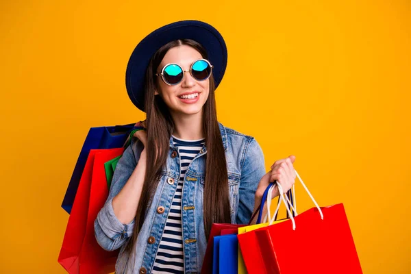 Portret geïnspireerd schattig charmant aardig persoon Shopaholic Black Friday concept vrije tijd vakantie positieve vrolijke tevreden Hold hand specs denim jeans outfit jeugd gestreepte geïsoleerde gele achtergrond — Stockfoto