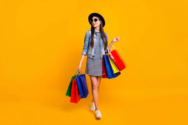 Full length corpo dimensioni visualizzare foto carino sogno sognante affascinante millenario tenere mano pacchetto nero venerdì molti vero look shopaholic divertimento strisce denim abbigliamento jeans elegante isolato giallo sfondo — Foto Stock