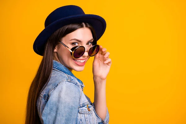 Perfil de cerca vista lateral retrato de bonito lindo atractivo dulce adorable fascinante alegre optimista de pelo recto dama tocando gafas aisladas sobre brillante brillante brillo amarillo fondo —  Fotos de Stock