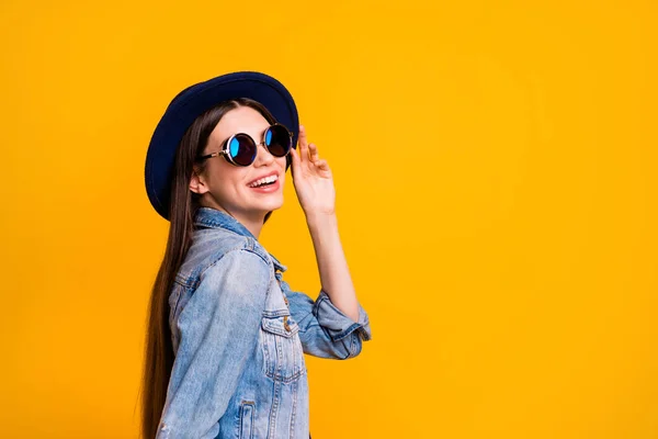 Närbild profilsida Visa porträtt av trevlig charmig söt attraktiv härlig älskvärda fascinerande glada optimistisk Straight-haired Lady röra hatt isolerade över ljusa levande glans gul bakgrund — Stockfoto