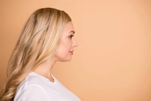 Κοντινό-up προφίλ Side όψη πορτρέτο της αυτή όμορφη-φαίνεται ελκυστική αξιαγάπητος σαγηνευτική όμορφη γλυκιά καλλωπισμένο κυματιστά μαλλιά κυρία απομονώνονται πάνω από μπεζ παστέλ φόντο — Φωτογραφία Αρχείου