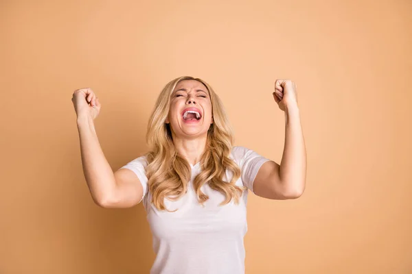 Retrato de ella, ella, encantadora, atractiva, alegre, alegre, llena de alegría, optimista, dama de pelo ondulado gritando mejor evento aislado sobre un fondo beige pastel. —  Fotos de Stock