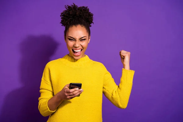 Retrato de ella ella ella agradable atractivo alegre alegre alegre alegre chica de pelo ondulado extático sosteniendo en las manos dispositivo de gran suerte notificación aislado sobre brillante brillo violeta fondo — Foto de Stock