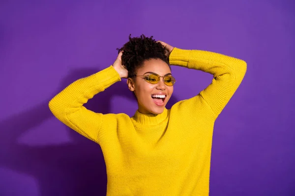かわいい青春の肖像画は、手のひらを上げる悲鳴ショイウトタッチヘッドヘアカット着用黄色のセーターを紫色の背景の上に隔離 — ストック写真