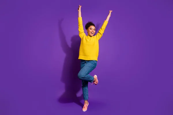 Full length foto di gioventù selvaggia alzare le mani braccia grido indossare jeans pullover giallo isolato su sfondo viola viola — Foto Stock