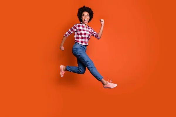 Volledige lengte profielfoto van Jumping High model Lady schreeuwen verkoop korting slijtage casual broek shirt kleren outfit geïsoleerd oranje achtergrond — Stockfoto