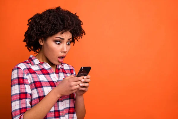 Cerrar foto lateral del estupor modelo dama de las manos lector de teléfono correo electrónico jefe despedido desgaste casual cuadros camisa aislada naranja brillante fondo — Foto de Stock