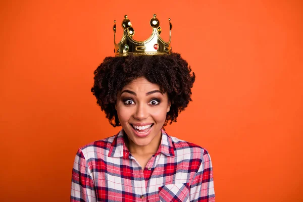 Крупный план фото смешной дамы золотая корона голова знаменитого человека коронации носить случайные клетчатая рубашка изолированный оранжевый яркий фон — стоковое фото