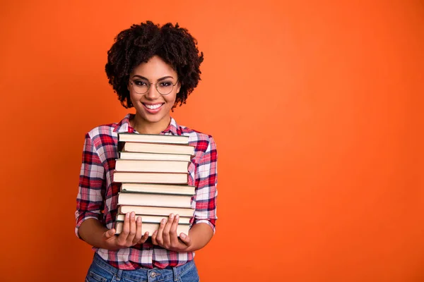 Cerca de la foto hermosa positivo ella su señora de los brazos de las manos muchos libros preparan el examen feliz regreso de la escuela 1 septiembre desgaste casual a cuadros camisa aislada fondo naranja brillante —  Fotos de Stock