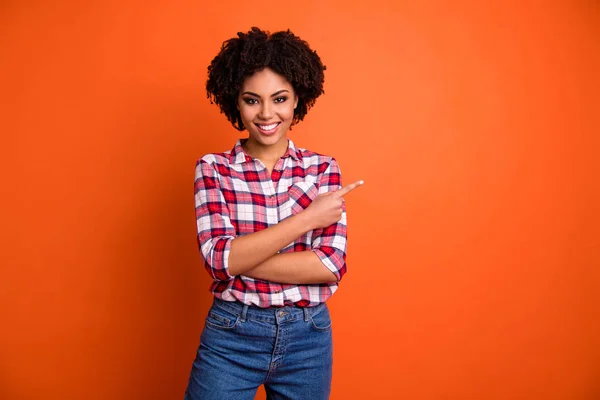 Porträtt av henne hon trevlig attraktiv härlig glatt glad glada tillitsfull-haired Lady bär rutig skjorta pekar åt sidan annons annonser isolerade på ljusa levande Shine orange bakgrund — Stockfoto