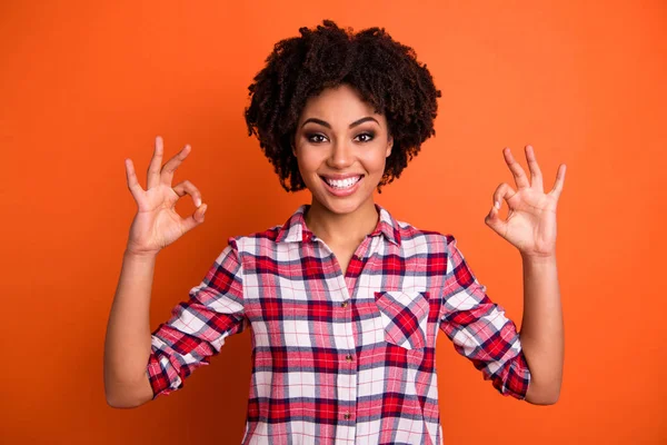 Porträtt av härliga glada unge tonåring har val beslut utmärkt promo feedback klädd rutig skjorta moderna kläder isolerad orange bakgrund — Stockfoto
