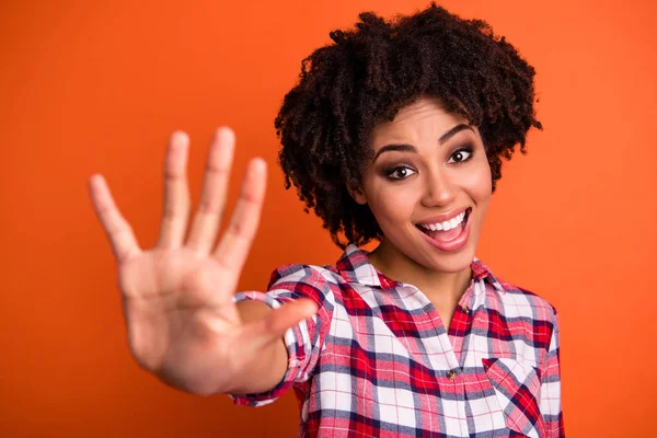 Närbild porträtt av henne hon trevlig attraktiv härlig söt glad munter optimistiskt vågig-haired Lady ger 5 bästa erbjudandet gjort isolerade över ljusa levande Shine orange bakgrund — Stockfoto