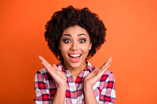 Primer plano retrato de ella ella agradable atractivo guapo alegre alegre alegre asombrado ondulado de pelo dama con camisa a cuadros gran regalo aislado sobre brillante brillo vivo fondo naranja — Foto de Stock