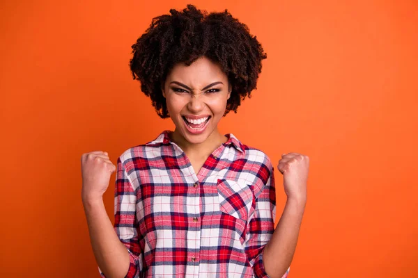 Närbild porträtt av henne hon trevlig attraktiv härlig glatt glad glada vågig-haired Lady klädd rutig skjorta fira stor vinnande framgång isolerade över ljusa levande Shine orange bakgrund — Stockfoto