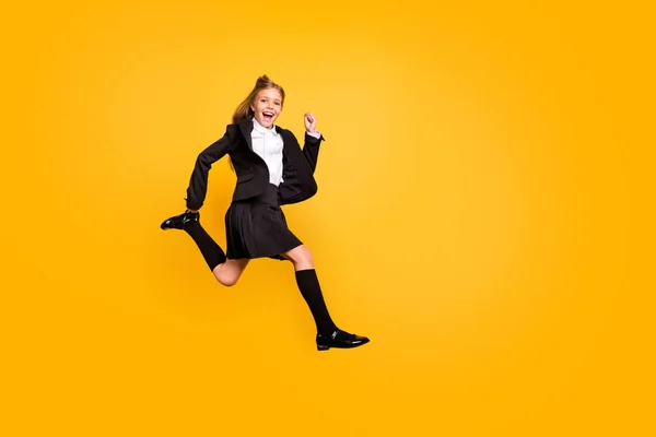 Foto de larga duración de divertido niño corriendo actividad riendo gritando gritando aislado sobre fondo amarillo —  Fotos de Stock