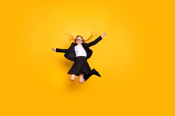 Foto de tamaño completo de contenido niño tienen tiempo libre salto desgaste gafas gafas aisladas sobre fondo amarillo —  Fotos de Stock