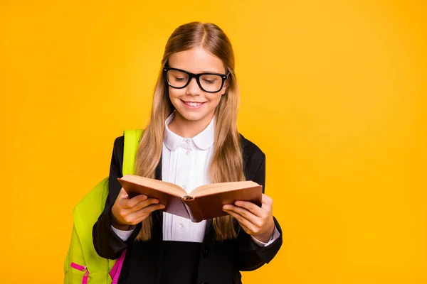 Portret van trendy Kid Hold hand leerboek lezen hebben tas rugzak rugzak geïsoleerd over gele achtergrond — Stockfoto