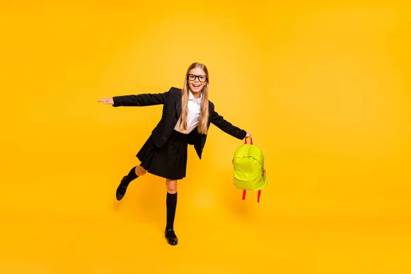 Foto de tamaño completo de niño alegre usar gafas gafas gafas levantamiento pierna aislado sobre fondo amarillo —  Fotos de Stock
