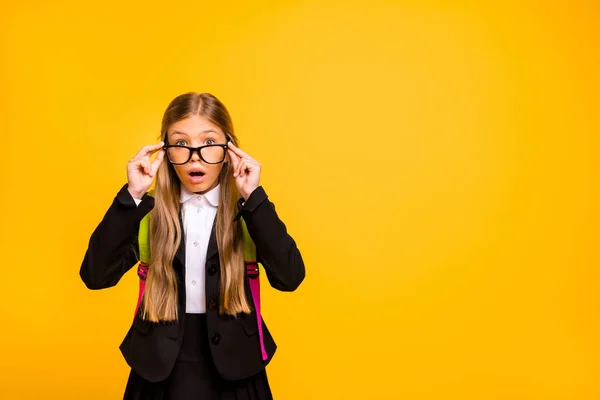 Portret van indruk kind Touch specs hebben tas rugzak rugzak geïsoleerd over gele achtergrond — Stockfoto