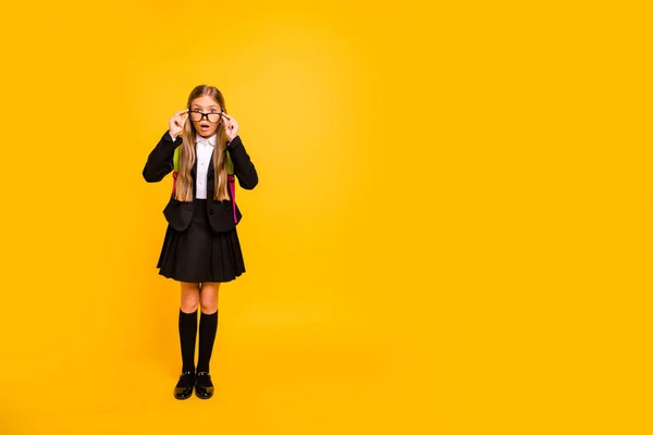 Volledige grootte foto van verbaasd kind hebben tas rugzak rugzak staande geïsoleerd over gele achtergrond — Stockfoto