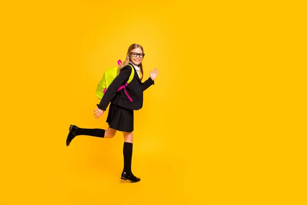 Foto de tamaño completo de niño activo moviéndose caminando aislado mirando aislado sobre fondo amarillo —  Fotos de Stock