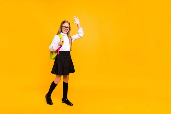 Longitud completa vista del tamaño del cuerpo de ella ella agradable alegre alegre alegre confiado amigable de pelo recto pre-adolescente chica que se divierte saludos hola saludos hola aislados en brillante brillo vivo amarillo —  Fotos de Stock