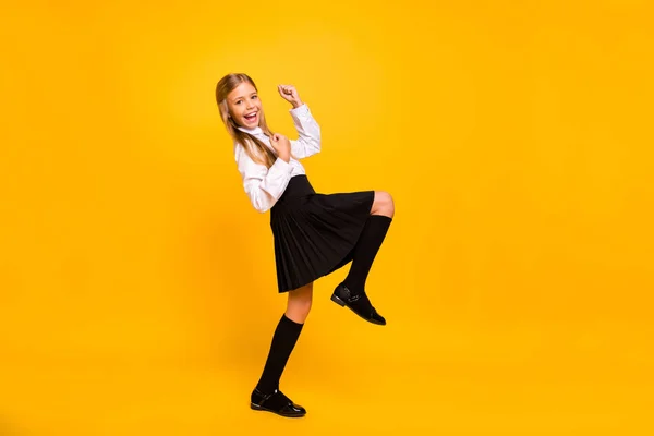 Comprimento total do corpo tamanho vista dela, ela agradável atraente alegre alegre alegre feliz de cabelos lisos pré-adolescente menina se divertindo regozijando vencedor ganho isolado no brilhante brilho vívido fundo amarelo — Fotografia de Stock