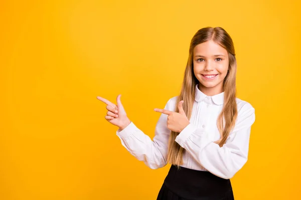 Porträtt av henne hon trevlig attraktiv härlig tillitsfull glad glad rak-haired pre-tonåring flicka peka annons annonsens besluts kampanj isolerad över ljusa levande glans gul bakgrund — Stockfoto