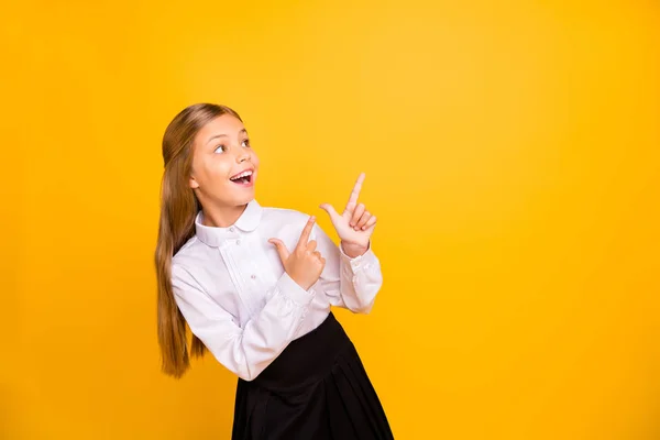 Πορτρέτο της είναι όμορφη ελκυστική σίγουρος χαρούμενος χαρούμενο ξανθιά προ-Teen κορίτσι που οδηγεί στην άκρη αγγελία διαφήμιση συμβουλές πώληση έκπτωση απομονωμένη πάνω από φωτεινό ζωντανό κίτρινο φόντο — Φωτογραφία Αρχείου