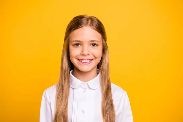 Close-up retrato dela ela agradável-olhando atraente winsome muito alegre alegre straight-haired preteen menina isolada sobre brilhante vívido brilho fundo amarelo — Fotografia de Stock