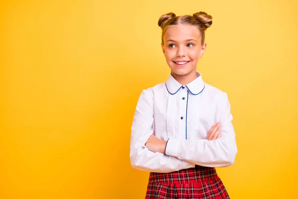 Retrato de ella ella agradable atractivo dulce alegre alegre alegre confiado contenido pre-adolescente chica nerd en camisa blanca falda revisada brazos plegados aislados sobre brillante brillante brillo amarillo fondo —  Fotos de Stock