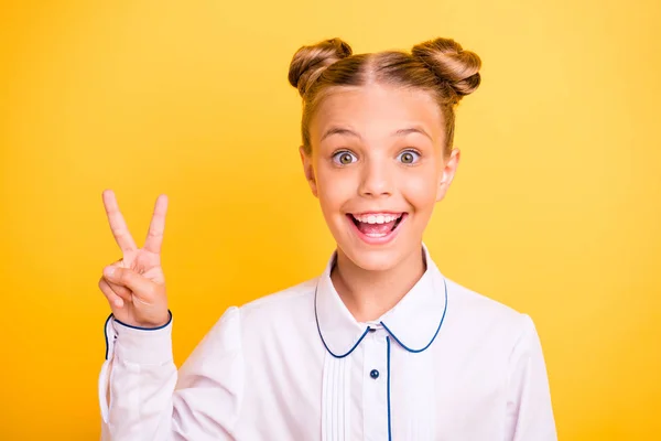 Retrato de cerca de ella ella agradable alegre alegre alegre alegre contenido optimista pre-adolescente niña con camisa blanca que muestra v-signo aislado sobre brillante brillante brillante fondo amarillo —  Fotos de Stock