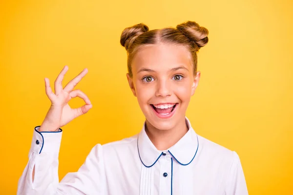 Närbild porträtt av henne hon trevlig attraktiv härlig söt glatt glad glada tillitsfull optimistisk pre-tonåring flicka slitande vitt skjorta visande OK-underteckna avskilt på klar skarp lysa gult bakgrunden — Stockfoto