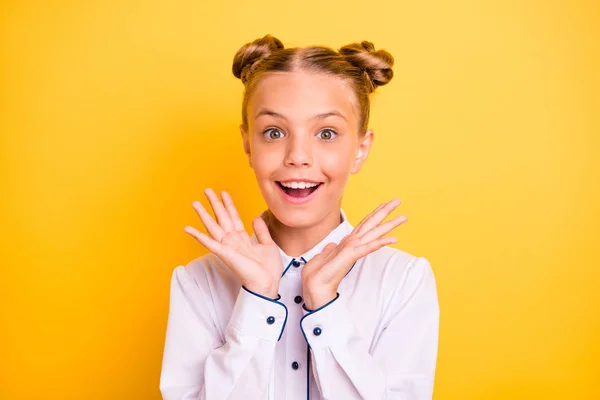 Close-up portret van haar ze mooie aantrekkelijke mooie vrolijke vrolijke verrast pre-tiener meisje het dragen van wit shirt wenselijk droom tevredenheid geïsoleerd op heldere levendige glans gele achtergrond — Stockfoto